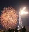 14 Juillet 2014 Feu d'Artifice au pied de la Tour Eiffel à Paris sur un bateau navigant | L'Evènement - 